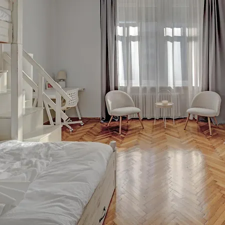 Royal Street Retreat Apartment *